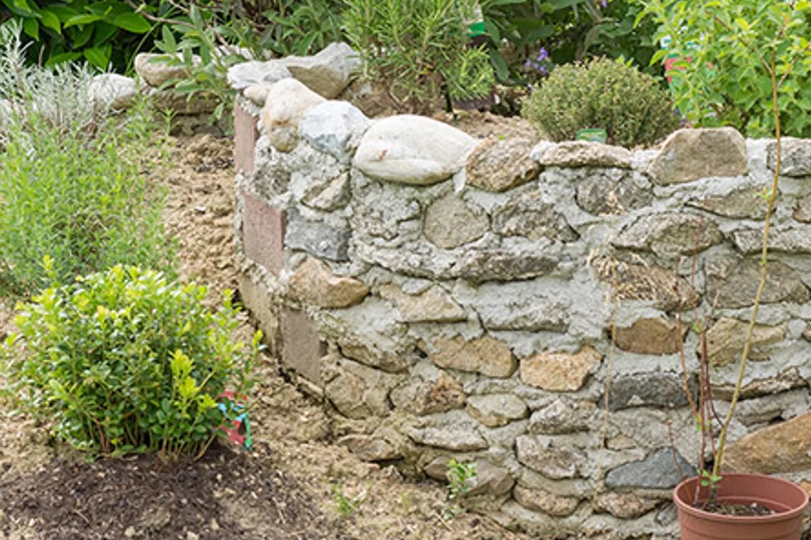 Eine Trockenmauer aus Natursteinen